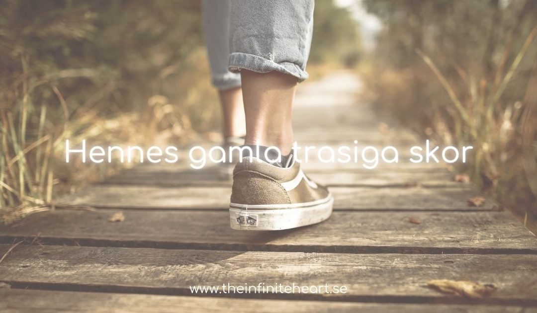 Hennes gamla trasiga skor